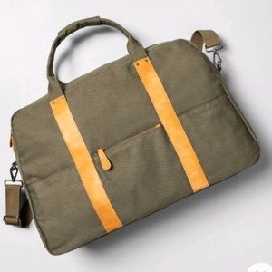 BRAND NEW: Stylish Magnolia travel bag